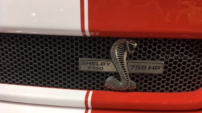 Logo khas cobra pada produk Ford Shelby. Sebagai ilustrasi, inilah Ford Shelby F150 [Suara.com/ukirsari].