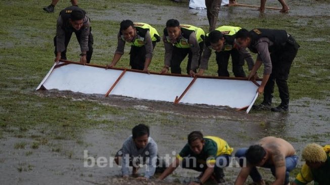 Niatnya Nonton Final Liga 3, Suporter dan Polisi Kuras Stadion yang Banjir