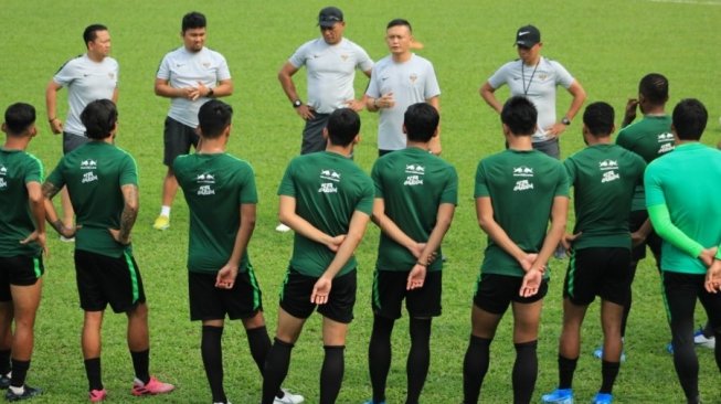 Asisten pelatih timnas Indonesia, Yeyen Tumena memberikan arahan ke pada pemain saat melakukan latihan sebelum menghadapi tuan rumah Malaysia di pertandingan kelima Grup G Kualifikasi Piala Dunia 2022 zona Asia. (Dok. PSSI) 