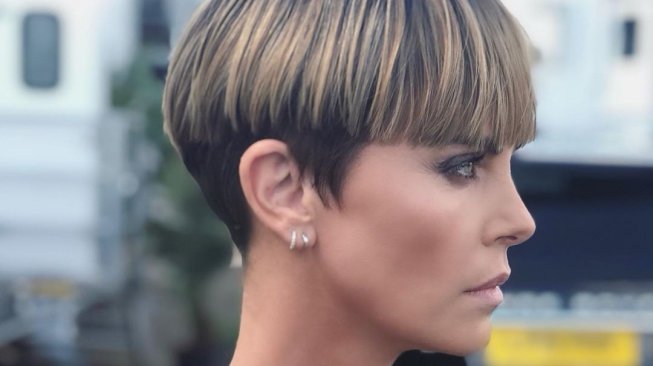 Ada Sosok Inspiratif di Balik Rambut Pendek Charlize Theron