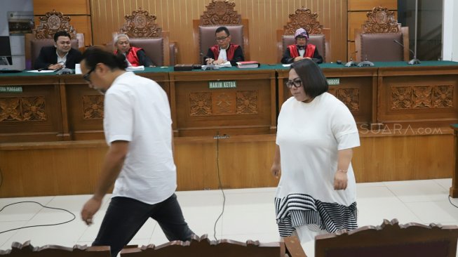 Komedian Tri Retno Prayudati alias Nunung bersama suaminya July Jan Sambiran menjalani sidang pembacaan tuntutan di Pengadilan Negeri Jakarta Selatan, Rabu (13/11). [Suara.com/Arya Manggala]