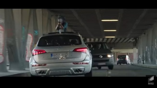 Charlie's Angels (2019), bersama Audi Q5 dilengkapi moon-roof [screen shot YouTube: Sony Pictures].