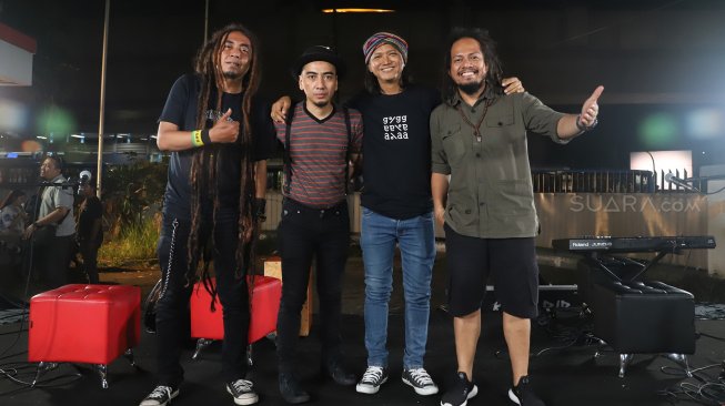 Band reggae Steven and Coconut Treez berfoto bersama usai tampil dalam acara Music Hook di Kantor Suara.com, Jakarta, Rabu (13/11). [Suara.com/Arya Manggala]
