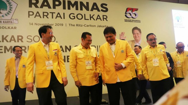 Ketua Umum Partai Golkar Airlangga Hartarto saat menghadiri Pembukaan Rapimnas Partai Golkar di Jakarta, Kamis (14/11). [Suara.com/Arya Manggala]
