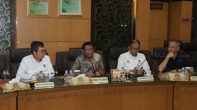 Menko Polhukam Mahfud MD (kedua kiri) saat melakukan audiensi dengan Dewan Pembina Perhimpunan Advokat Indonesia di Gedung Kemenko Polhukam, Jakarta, Kamis (14/11). [Suara.com/Angga]