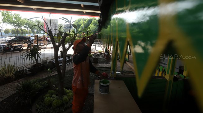 Petugas PPSU menyelesaikan pembangunan Taman Budaya Betawi di Kolong Tol JORR W2 Joglo, Kembangan, Jakarta Barat, Jumat (15/11). [Suara.com/Angga Budhiyanto]