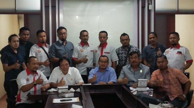 Paguyuban Pedagang Mi Ayam dan Bakso (Papmiso) Indonesia, Yanto SBY, Jumat (15/11/2019) saat menemui anggota DPRD Kota Bekasi.(Suara.com/Yacub).