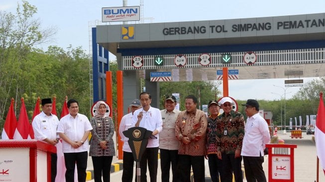 Presiden Joko Widodo memberikan sambutan saat peresmian Jalan Tol Trans Sumatera Terbanggi Besar-Pematang Panggang-Kayu Agung di Kilometer 240 Mesuji, Lampung, Jumat (15/11). [ANTARA FOTO/Ardiansyah]