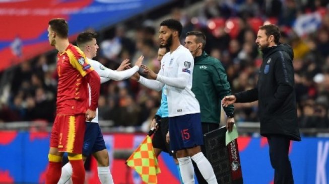 Joe Gomez masuk sebagai pemain pengganti saat Timnas Inggris melawan Montenegro pada Kualifikasi Piala Eropa 2020. (GLYN KIRK / AFP)