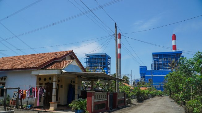 Permukiman warga yang hanya berjarak puluhan meter dari PLTU Cilacap di Dusun Winong, Desa Slarang, Kecamatan Kesugihan, Kabupaten Cilacap, Jumat (15/11/2019). [Suara.com/Anang Firmansyah]