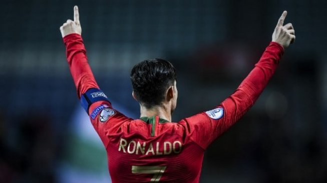 Kapten Portugal Cristiano Ronaldo (kanan) merayakan golnya ke gawang Lithuania pada kualifikasi Piala Eropa 2020 Grup B di Algarve stadium, Faro, PATRICIA DE MELO MOREIRA / AFP