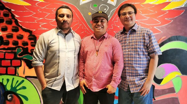 Nobo Idol bersama bos JK Record, Leonard "Nyo" Kristianto dan pencipta lagu Andro Kalakmabian. [JK Record]