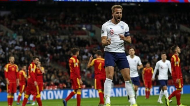Striker Inggris Harry Kane (kiri) melakukan selebrasi setelah mencetak gol ke gawang Montenegro di Wembley Stadium pada kualifikasi Piala Eropa 2020. Adrian DENNIS / AFP