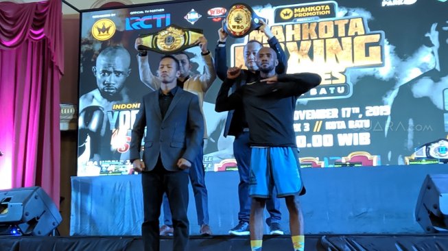 Petinju Indonesia, Daud Yordan (kiri) dan Michael Mokoena (Afrika Selatan) jelang pertarungan perebutan sabuk lowong juara dunia kelas ringan super IBA dan WBO Oriental di Kota Batu, Jawa Timur, Jumat (15/11/2019). [Suara.com/Arief Apriadi]