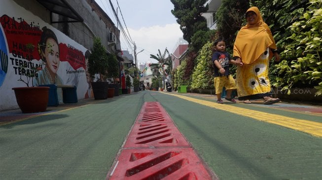 Warga beraktivitas di Kampung Budaya, Jalan Katalia 1 Timur, Jakarta Barat, Jumat (15/11). [Suara.com/Angga Budhiyanto]