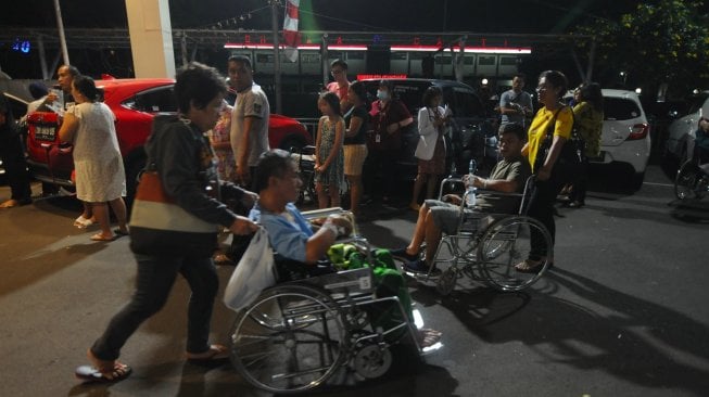 Suasana saat terjadi gempa di Manado, Sulawesi Utara, Kamis (14/11). [ANTARA FOTO/Aloysius Jarot Nugroho]