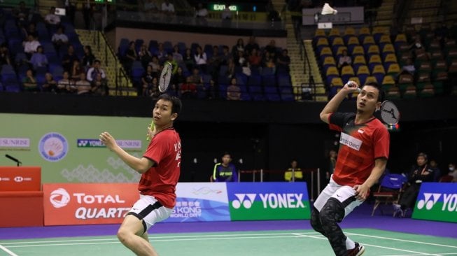 Pasangan ganda putra Indonesia, Hendra Setiawan/Mohammad Ahsan, melaju ke semifinal Hong Kong Open 2019 usai mengalahkan Mathias Boe/Mathias Conrad-Petersen (Denmark), Jumat (15/11). [Humas PBSI]