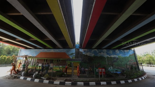 Petugas PPSU menyelesaikan pembangunan Taman Budaya Betawi di Kolong Tol JORR W2 Joglo, Kembangan, Jakarta Barat, Jumat (15/11). [Suara.com/Angga Budhiyanto]