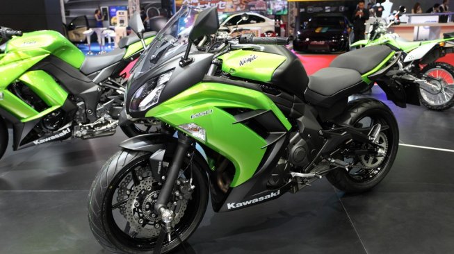 Kawasaki Ninja 650 dalam Bangkok Motor Show yang desainnya akan diadopsi memproduksi motor untuk generasi muda. Sebagai ilustrasi [Shutterstock].