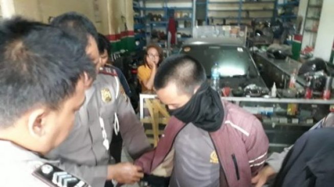 Incar Pengendara Lawan Arus di Bawah Flyover, Bocah SMP Nyamar jadi Polisi