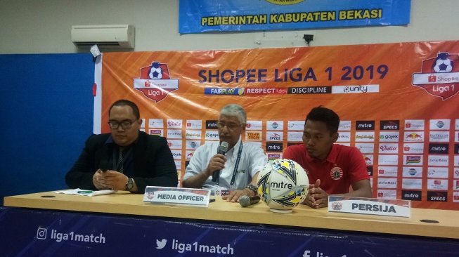 Pelatih Persija Edson Tavares (tengah) dan pemain Tony Sucipto (kanan) pada jumpa pers usai melawan Persela Lamongan di Stadion Wibawa Mukti, Cikarang, Jumat (15/11/2019). (Adie Prasetyo Nugraha/suara.com).