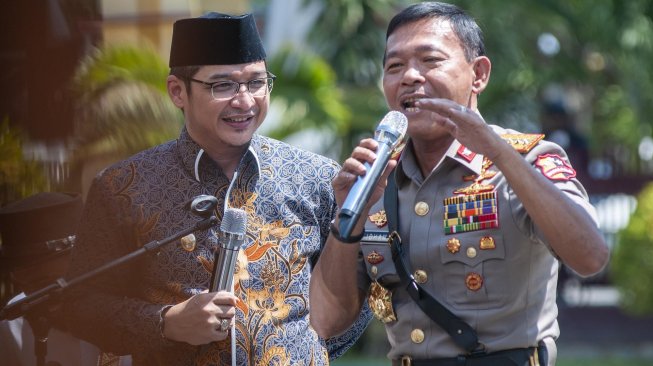 Kapolri Jenderal Pol. Idham Azis (kanan) menyanyi berduet bersama Wakil Wali Kota Palu Sigit Purnomo Said atau Pasha Ungu di Mapolda Sulawesi Tengah di Palu, Jumat (15/11). [ANTARA FOTO/Basri Marzuki]