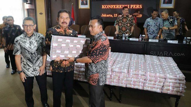 Jaksa Agung ST Burhanuddin didampingi Kajati DKI Jakarta Warih Wardono menunjukkan barang bukti uang saat konferensi pers di Gedung Kejaksaan Agung, Jakarta, Jumat (15/11). [Suara.com/Arya Manggala]
