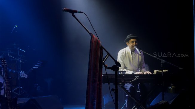 Penyanyi Glenn Fredly tampil di pesta perilisan album barunya berjudul "Romansa Ke Masa Depan" di M Bloc Space, Jakarta Selatan, Kamis (14/11). [Suara.com/Angga Budhiyanto]