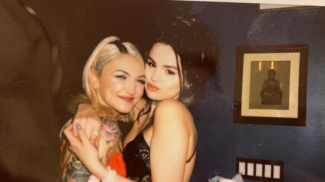 Selena Gomez dan Julia Michaels. (Instagram/@selenagomez)