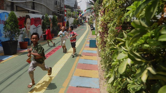 Warga beraktivitas di Kampung Budaya, Jalan Katalia 1 Timur, Jakarta Barat, Jumat (15/11). [Suara.com/Angga Budhiyanto]