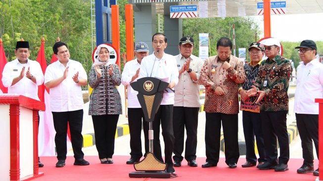 Presiden Joko Widodo memberikan sambutan saat peresmian Jalan Tol Trans Sumatera Terbanggi Besar-Pematang Panggang-Kayu Agung di Kilometer 240 Mesuji, Lampung, Jumat (15/11). [ANTARA FOTO/Ardiansyah]