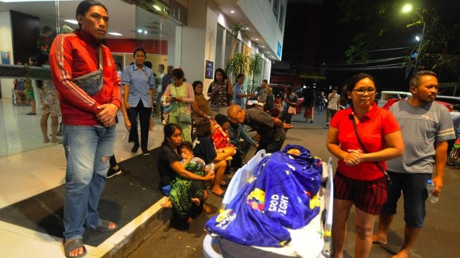 Suasana saat terjadi gempa di Manado, Sulawesi Utara, Kamis (14/11). [ANTARA FOTO/Aloysius Jarot Nugroho]