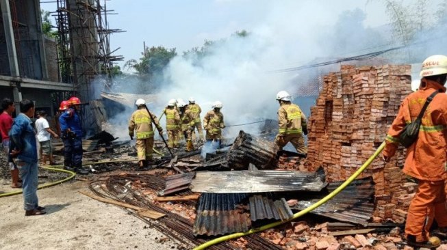 Rumah Bedeng di Samping Stasiun Pasar Minggu Terbakar, Ini Penyebabnya