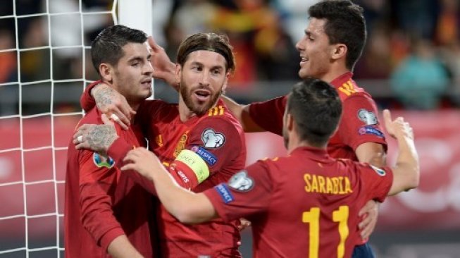 Para pemain Spanyol merayakan gol Alvaro Morata (kiri) ke gawang Malta dalam lanjutan kualifikasi Piala Eropa Grup F di Ramon de Carranza stadium, Cadiz. CRISTINA QUICLER / AFP
