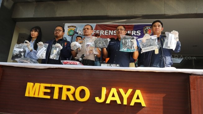 Polisi menunjukkan barang bukti kasus penyiraman air keras dalam gelar perkara di Polda Metro Jaya, Jakarta, Sabtu (16/11).  [Suara.com/Arya Manggala]