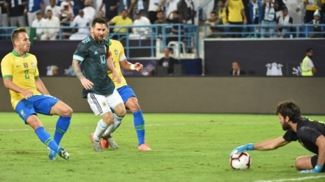 Kapten timnas Argentina Lionel Messi gagal memanfaatkan peluang saat menghadapi Brasil di laga persahabatan yang digelar di Riyadh, Arab Saudi, Sabtu (16/11/2019). [AFP]