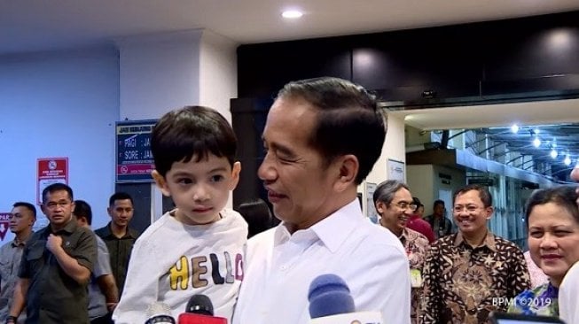 Jan Ethes digendong Joko Widodo (Jokowi) setelah kelahiran anak kedua Gibran Rakabuming Raka di RS PKU Muhammadiyah Solo, Jumat (15/11/2019). (Istimewa/ Youtube Sekretariat Presiden)
