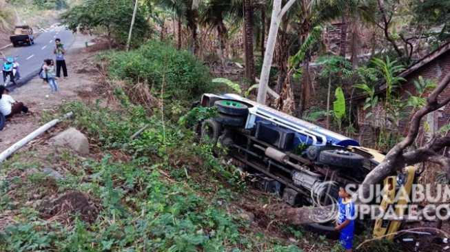 Diduga Sopir Mengantuk, Truk Tangki Masuk Jurang di Sukabumi