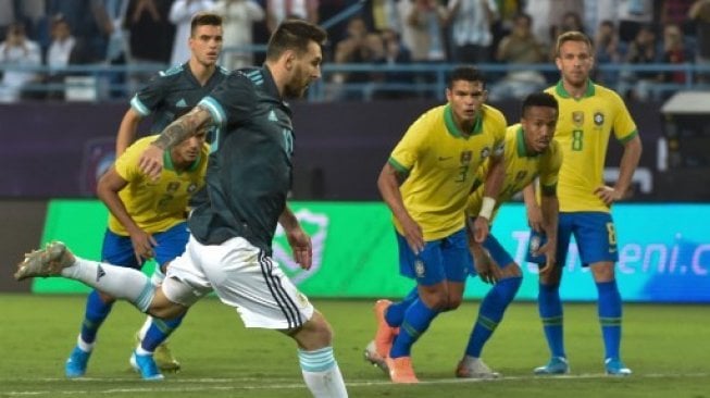 Penyerang Argentina, Lionel Messi saat mencetak gol ke gawang Brasil dalam laga uji coba di Stadion King Saud University, Arab Saudi, Sabtu (16/11/2019) dini hari WIB. (FAYEZ NURELDINE / AFP)