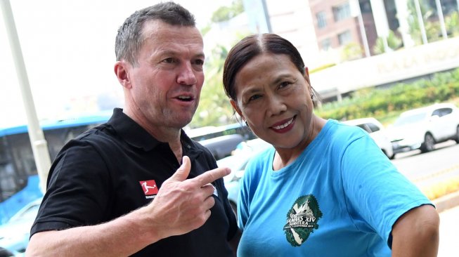 Legenda sepak bola asal Jerman Lothar Matthaus (kiri) berfoto bersama penggemarnya di kawasan Bundaran hotel Indonesia, Jakarta, Sabtu (16/11). [ANTARA FOTO/Aditya Pradana Putra]