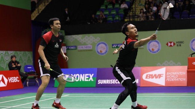 Pasangan ganda putra Indonesia, Hendra Setiawan/Mohammad Ahsan, menjadi runner-up Hong Kong Open 2019 usai kalah dari Choi Solgyu/Seo Seung Jae (Korsel) di babak final, Minggu (17/11). [Humas PBSI]