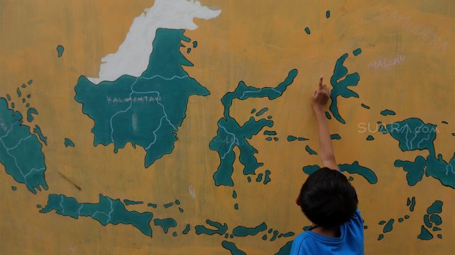 Warga melihat mural edukasi pada tembok di kawasan Pademangan Timur, Jakarta Utara, Minggu (17/11). [Suara.com/Angga Budhiyanto]