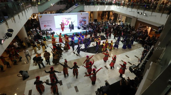 Sejumlah penari meramaikan gelaran Indonesia Menari di Mall Grand Indonesia, Jakarta, Minggu (17/11). [Suara.com/Angga Budhiyanto]
