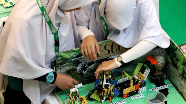 Peserta mengikuti kompetisi Robotik Madrasah 2019 di Grand City Surabaya, Jawa Timur, Minggu (17/11). [ANTARA FOTO/Didik Suhartono]