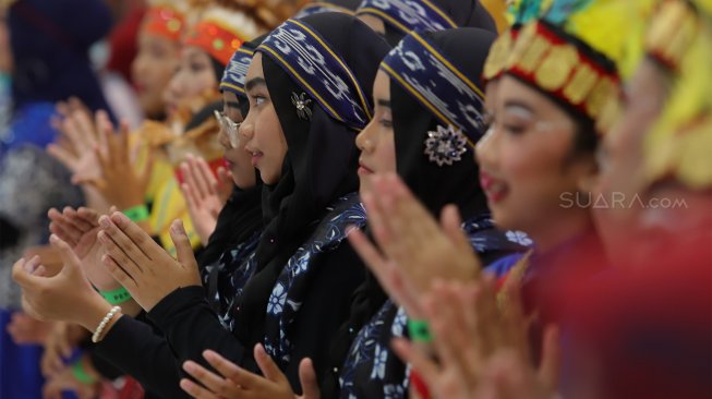 Sejumlah penari meramaikan gelaran Indonesia Menari di Mall Grand Indonesia, Jakarta, Minggu (17/11). [Suara.com/Angga Budhiyanto]
