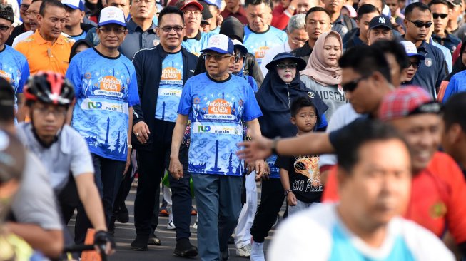 Wakil Presiden Maruf Amin (tengah) bersama Imam Besar Masjid Istiqlal KH. Nasaruddin Umar (kiri) mengikuti jalan santai Antar Iman di kawasan Car Free Day Jalan MH Thamrin, Jakarta, Minggu (17/11).  [ANTARA FOTO/Indrianto Eko Suwarso]
