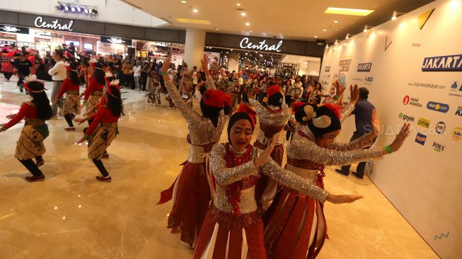 Sejumlah penari meramaikan gelaran Indonesia Menari di Mall Grand Indonesia, Jakarta, Minggu (17/11). [Suara.com/Angga Budhiyanto]
