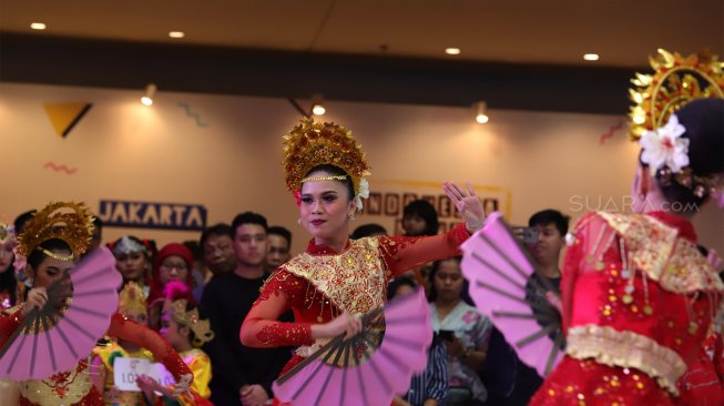 Sejumlah penari meramaikan gelaran Indonesia Menari di Mall Grand Indonesia, Jakarta, Minggu (17/11). [Suara.com/Angga Budhiyanto]
