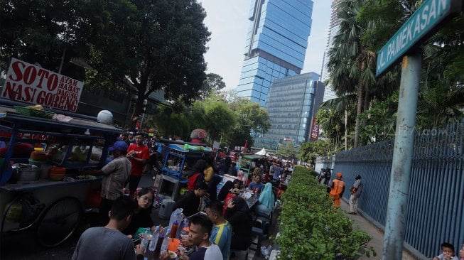 Pedagang kaki lima (PKL) berjualan di kawasan Jalan Sumenep, Jakarta, Minggu (17/11).[Suara.com/Angga Budhiyanto]