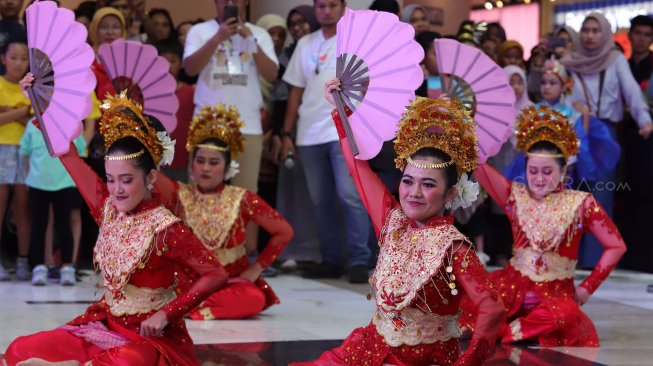 Sejumlah penari meramaikan gelaran Indonesia Menari di Mall Grand Indonesia, Jakarta, Minggu (17/11). [Suara.com/Angga Budhiyanto]
